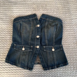 Zara jeans topp - Jätte fint skick, köpt begagnad men trodde jag köpte M 💖🧡💖🧡