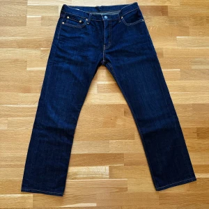 Mörkblå Levi's 504 jeans - Säljer ett par klassiska mörkblå Levi's 504 jeans med raka ben och fem fickor. Jeansen har normal passform och är tillverkade i slitstarkt denim. Perfekta för dig som gillar tidlös stil och hög kvalitet.