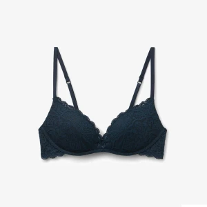 Intimissmi bh 70b (oanvänd) - Säljer en mörkblå bh med tunna axelband och vacker spetsdetalj över hela kupan. Perfekt för dig som vill ha något både snyggt och bekvämt under kläderna.