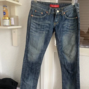 Low waist jeans  - Säljer ett par low waist jeans ifrån ABACANDON, strl M, mycket bra skick! Säljer dem för 200kr + frakt!