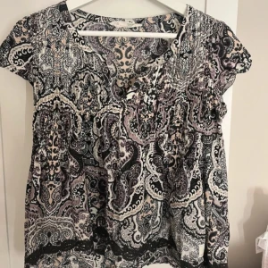odd molly blus - säljer den här helt oanvända odd molly blusen😊 storlek S men passar Xs också