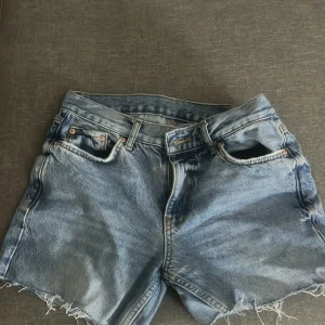 Blå jeansshorts  - Säljer dessa lågmidjade jeansshorts från Gina 