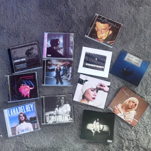12st cd skivor - cd album av olika musik artister i bra skick, avril lavigne skivan hoppar lite men den är köpt second hand men annars så är alla bra😊🙏 paket pris på 1000kr eller 150-200 kr st (beroende på vilken skiva)