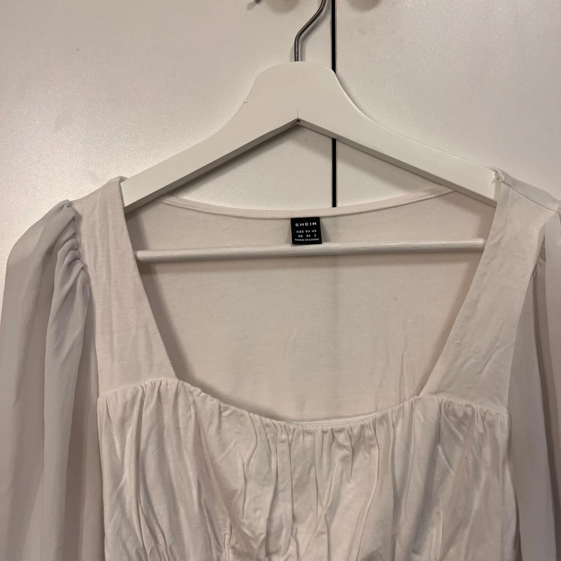 Vit långärmad topp med rynkade detaljer  - 2