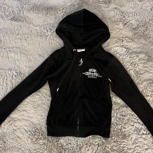 Juicy couture set lågmidjat - Så fint lågmidjat Juicy Couture set i storlek xxs på både koftan och byxorna. Innerbenslängden på byxorna är 82cm. Sitter jättefint och är figurnära.