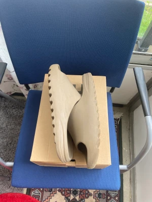 Yeezy slides -  Har använt bara flera gånger men är som nytt 