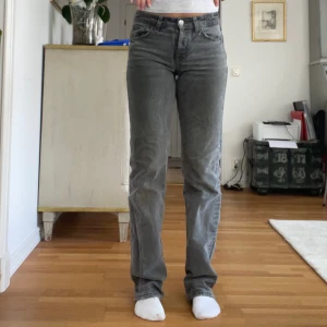Lågmidjade zara jeans - Supersnygga jeans från zara som börjar bli försmå och därför inte kommer till användning. Dessa jeans säljs inte längre på Zaras hemsida❣️❣️