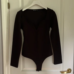 Bodysuit - Fin bodysuit från Nelly.com i storlek S
