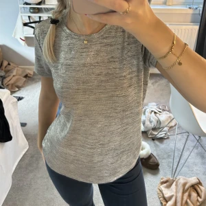 Glittrig Tshirt  - Finaste glittriga T-shirten som ej går att köpa längre! Prislapp kvar!🩷