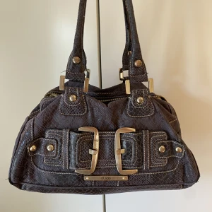 Vintage guess väska - Säljer min fina vintage guess väska, den är jätte rymlig och går att styla till allt🙌