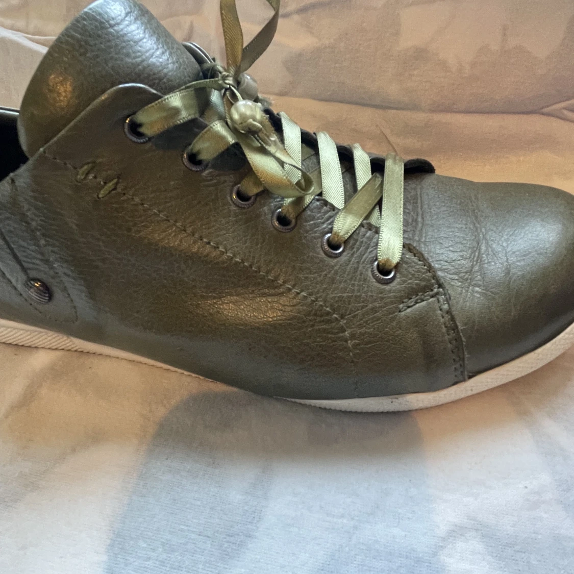 Olivgröna sneakers  - 90