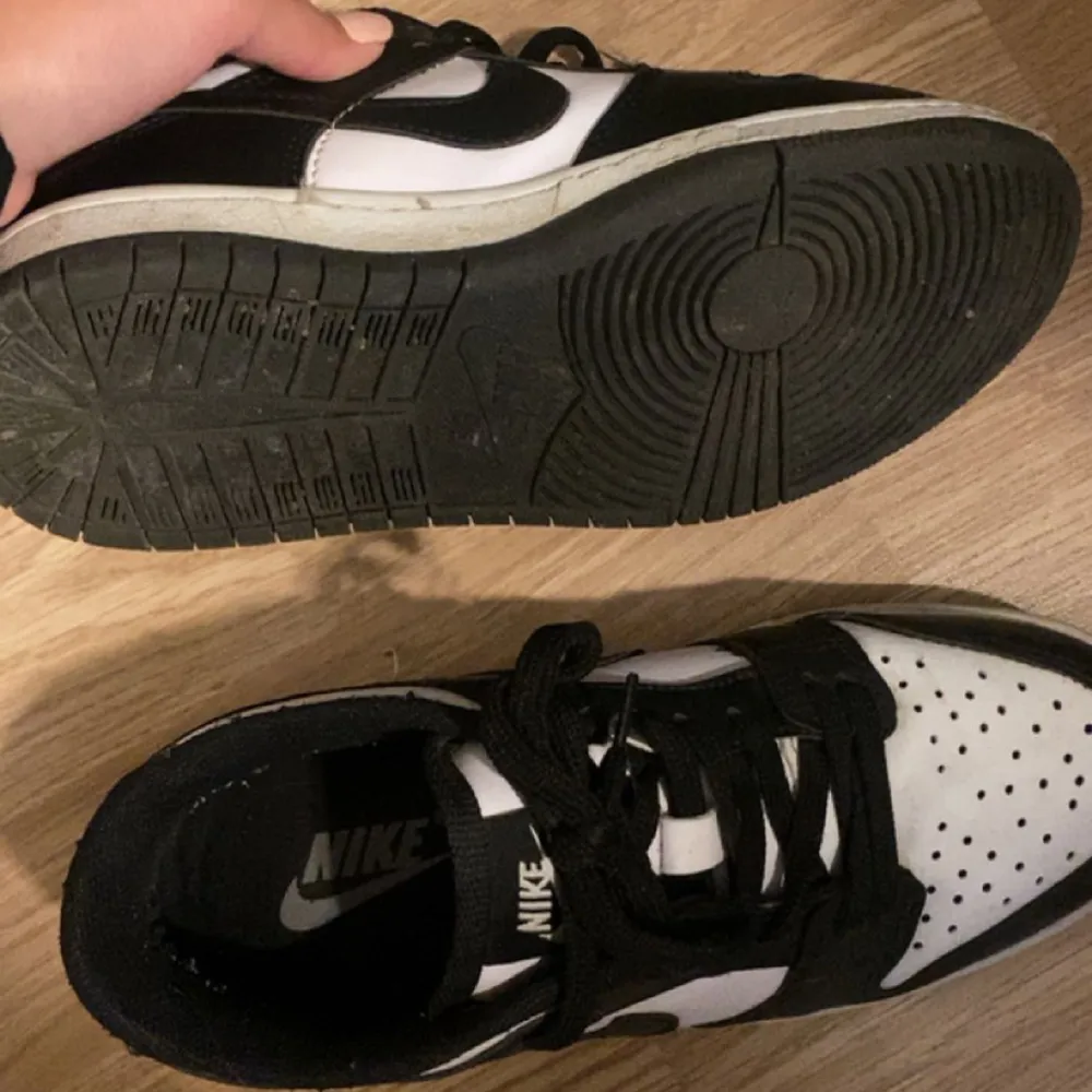 säljer dessa jättefina Nike skorna (KOPIOR) men verkligen jättefina och ser inte alls ut som kopior. Säljer då dem inte kommer till användning eftersom det inte är min stil. Storlek 37, men laddar även mig som jag 38. Hör av er vid intresse💗. Skor.