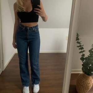 Jeans från Weekday i modellen Rowe! 🤍