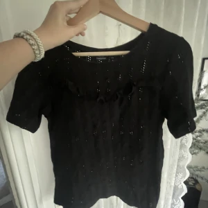 Volang t-shirt - Fin svart volang t-shirt från Kappahl den har använts fåtal gånger men är i fint skick