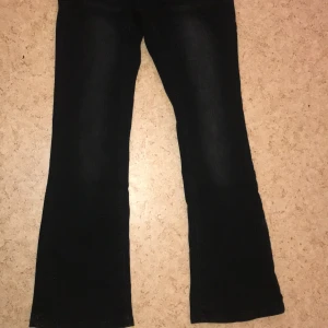 Jeans svarat  - Asså det är så synd om ingen köper dom, för dom är perfekta, o jag har aldrig haft på mig dom, flare jeans, jag kunde inte ta tillbaka dom så jag säljer dom, dom är för små för mig