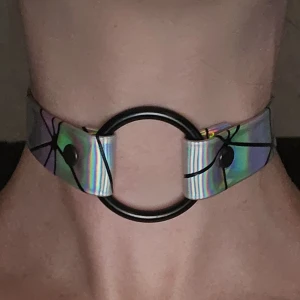 Choker  - Oanvänd skräddarsydd choker. Knyts med ett band i nacken.