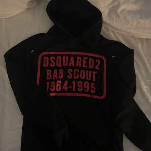 Snygg Dsquared2 hoodie som inte kommer till användning längre tyvärr.. Storlek S och väldigt bra skick!