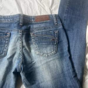Vintage Tommy hilfiger jeans i jätte bra sick. Säljer för att de e it min stil längre🫶🏻