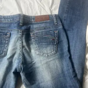 Vintage Tommy hilfiger jeans i jätte bra sick. Säljer för att de e it min stil längre🫶🏻
