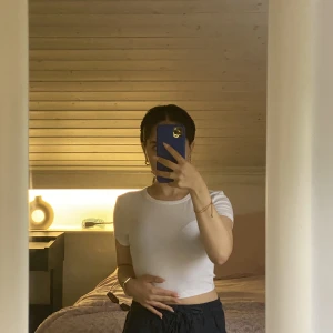 T-shirt, från Zara - Säljer den för att jag aldrig använt den. Är i nyskick, säljer för 100kr. Är storlek M, men sitter lila tight som en S.