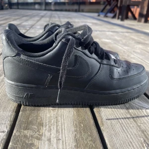 Nike air force 1 - Säljer mina knappt använda air force 1 pga att jag tröttnat på dem!  Storlek, 42