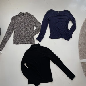 Tröjor  - Säljer tre stycken super fina tröjor, den svarta är en tunn fin polotröja som kan vara lite mer sliten än de andra men ingen man tänker på, leopard tröjan är tight och den mörkblå är en vanlig tight tröja. Alla tre för 500 kr och en tröja för 200 kr. 
