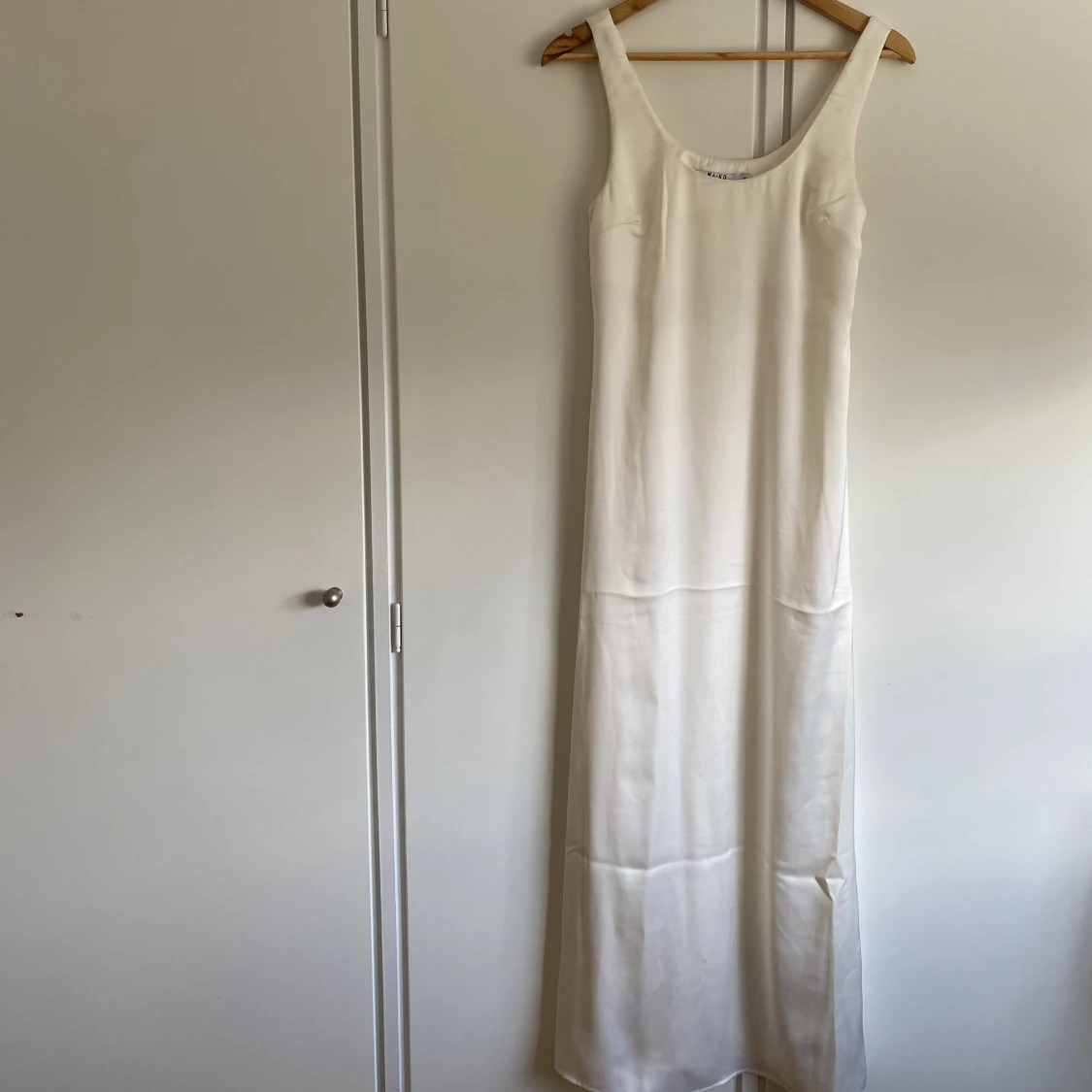 Vit sidenklänning  - 90