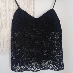 Svart spetslinne! - Svart spetslinne med svart bandeau som täcker bysten medans den nedre delen är genomskinlig!💕
