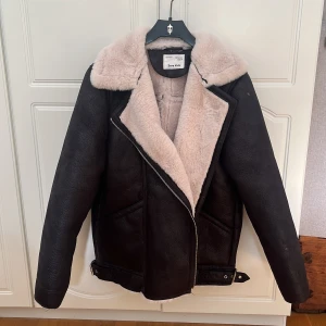 Jack zara - Oanvänd pilefodrad jacka från Zara kids, jättemjuk fodring. Storlek 164 men passar mig som är xs/34, sitter inte tight utan mer oversize