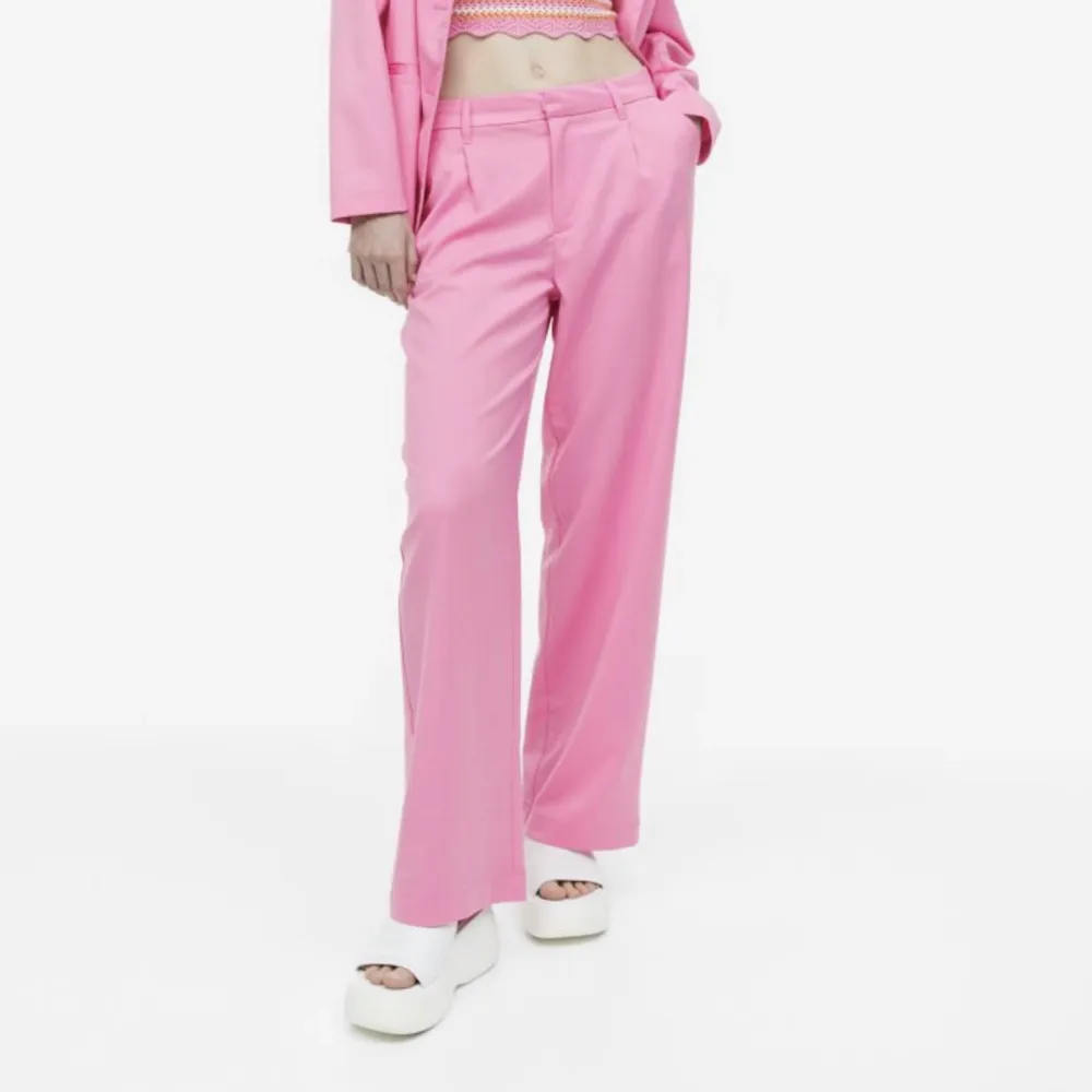 Nya rosa kostymbyxor från H&M med tagsen kvar. Perfekta till barbiefilmen eller Barbie temat☺️ storlek M.. Jeans & Byxor.