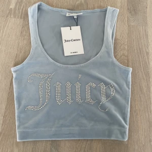 Juicy couture topp  - Säljer denna toppen från juicy couture alldeles ny helt utan defekter, lappen är till och med kvar. Fin ljusblå färg. Säljer då den inte kommer till användning☺️Nypris= 500kr 