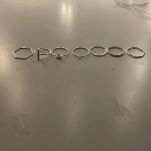 Ringar - Säljer dessa jätte fina ringar kommer inte ihåg vart jag köpte dom men det är tre på andra bilden är lite rostade