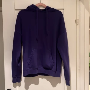 Lila hoodie - Lila hoodie från newyorker. Ser lite blå ut i kameran men den är tydligt lila i verkligheten. Storlek XXS men mer som S/M