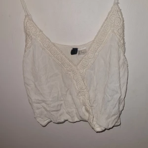 Topp H&M sorlek S - En topp från H&M. Okej skick, har inte använt på länge. Storlek S