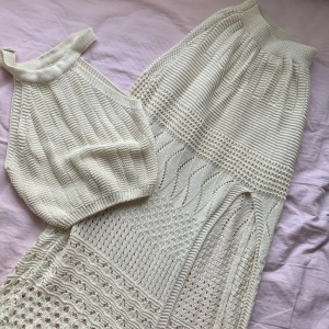 vit virkad topp och kjol set - fööööör fin, köpte utomlands och använde den 2 ggr och jag har inte kunnat använda den mer i dessa väderförhållanden, de var kärlek vid första ögonkastet , skriv om du vill se bild på , dem är fett stretchiga och standardstorlek, kjolen har en lår slit