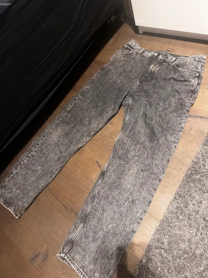 Weekday jeans  - Hej, säljer mina galaxy jeans från weekday som är i fint skick och är i storleken 30/32.  Hör av dig vid funderingar!