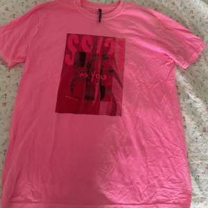 Snygg oversized rosa t-shirt. Tror den är i storlek S men passar allt mellan XS-M skulle jag säga eventuellt L. Jag har vanligtvis mellan XS-S och den sitter snyggt oversized på mig💕💕💕