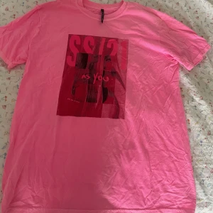 T-shirt - Snygg oversized rosa t-shirt. Tror den är i storlek S men passar allt mellan XS-M skulle jag säga eventuellt L. Jag har vanligtvis mellan XS-S och den sitter snyggt oversized på mig💕💕💕