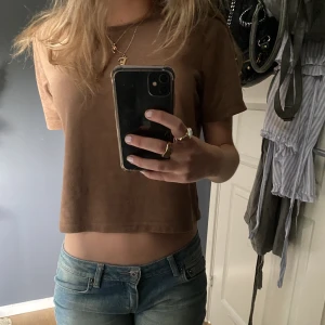  t-shirt - Jätte snygg T-shirt i ett tyg som påminner om mocka💓💞💕