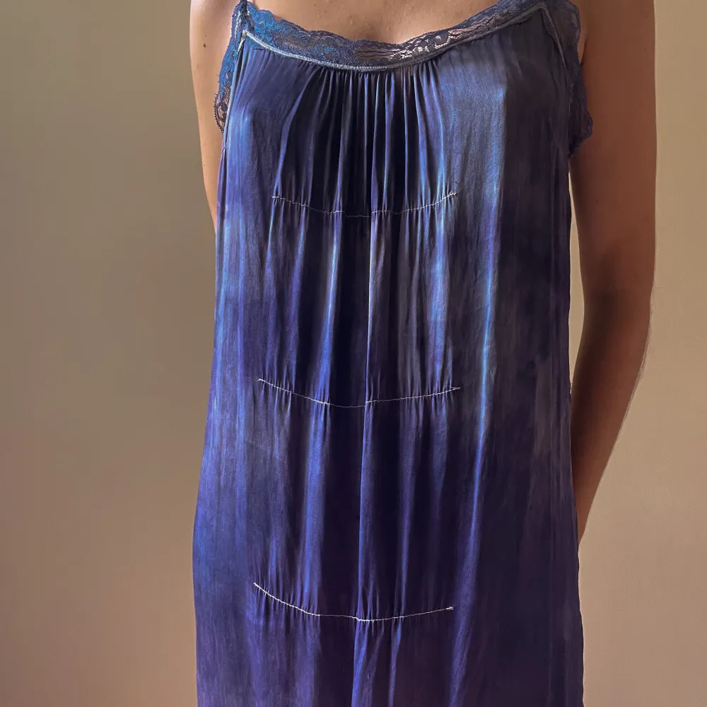 beautiful vintage nightgown  hand dyed blue/purple. some natural discoloration, please appreciate for its character.  lace trim detaile and adjustable strap  100% silk  size medium  very good condition . Klänningar.