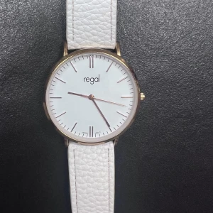 Armbandsklocka   - Bra skick, gjort två nya hål för att den skulle passa mig men inget som märks 