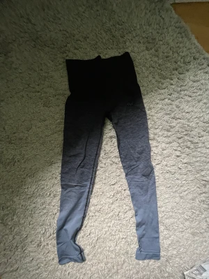 Röhnisch träningstights - Röhnisch träningstights med en liten defekt. 