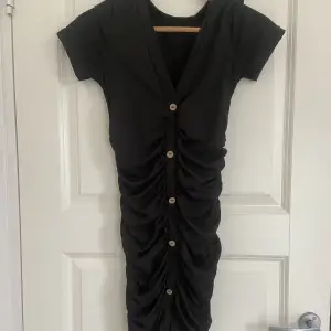 Snygg svart klänning säljes, knappt använd❤️