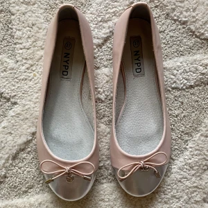 Ballerinaskor - Säljer ett par ballerina skor med hjärtan vid rosetten. Så söta! Strl 37. Köpare står för frakt💗