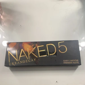 URBAN DECAY ÖGONSKUGGA - Jättefin ögonskugga från Urban decay fixk denna palette i jul men använder ej ögonskuggor så säljer nypris ligger runt 500 säljer för 250 pris kan diskuteras 