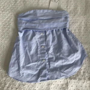Zara tubtopp - Säljer denna fina tubtopp ifrån zara då den tyvärr är för liten för mig, storlek xs. Aldrig använd med lappen kvar. Nypris 329kr, säljes för 250kr🤍🤍