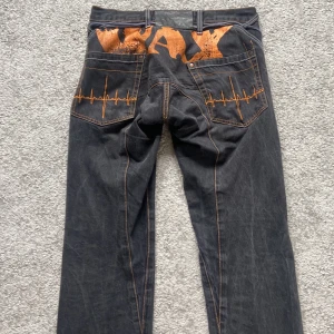 WAX jeans - jeans köpta på plick, varsamt använda men lite slitningar där nere pga längden. Lågmidjade och sitter som en smäck, unisex. Innerben: ca 84cm Ytterben: 107cm Midjan: 43cm Fotvidd: 22cm