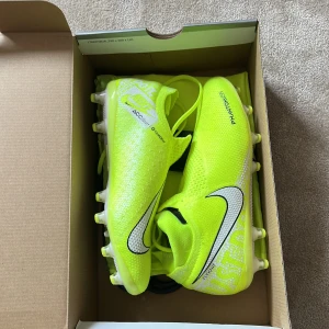 Fotbollsskor  - Helt splitter nya Nike fotbollsskor, aldrig använda. Allt original ingår. 