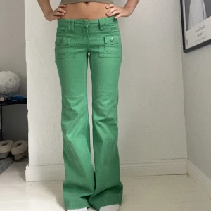 Lågmdijade gröna jeans! - Snyggaste gröna lågmidjade jeansen som är så unika och coola!! Midjemått: 76cm, innerbenslängden: 81cm