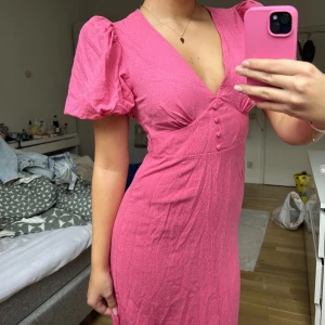 maxiklänning rosa - säljer denna klänning från bikbok. defekt på dragkedjan.